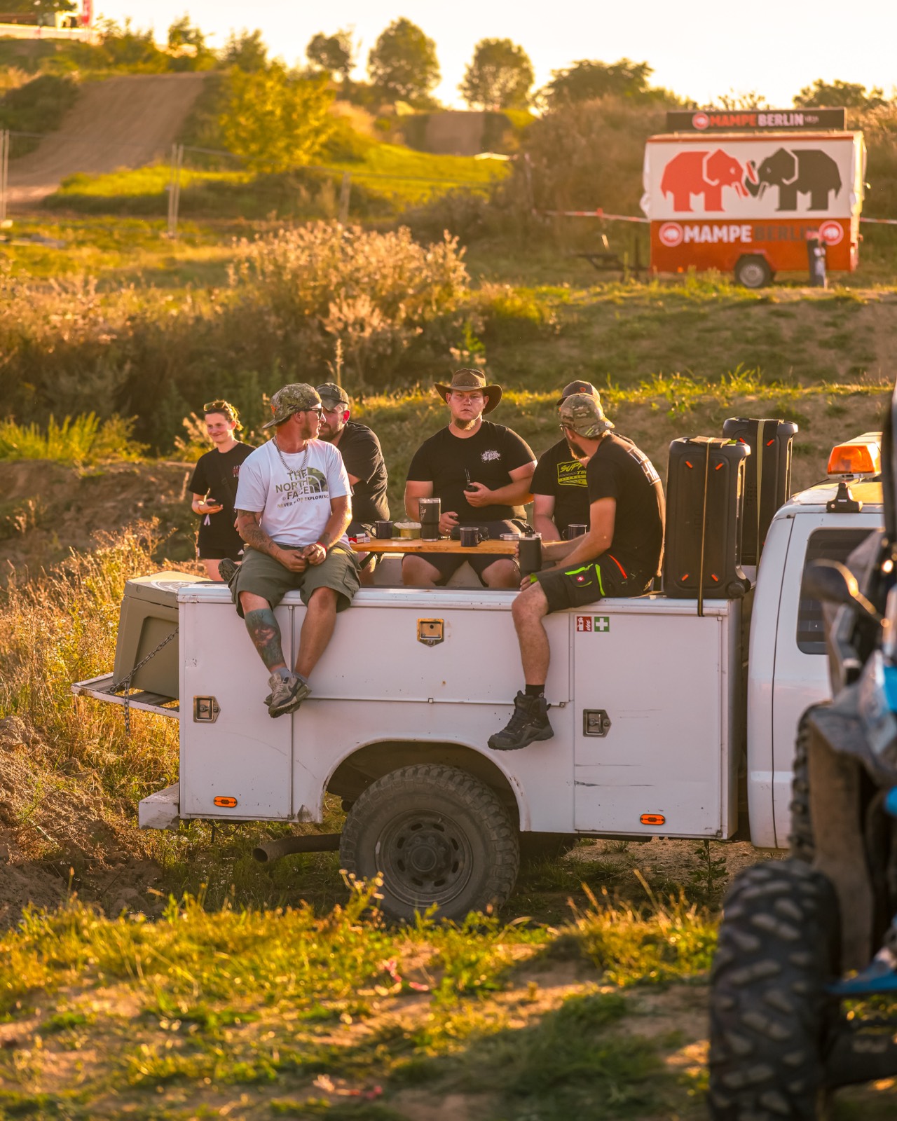 Chillen auf der Ladefläche im Sonnenuntergang