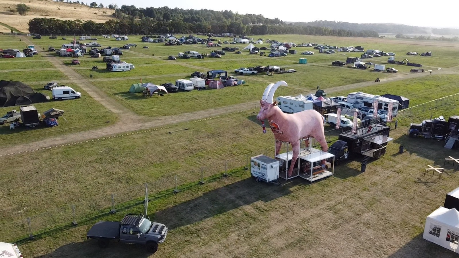 Drohnenaufnahme des Tailgate Camping-Geländes